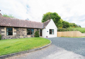 Гостиница Maple Cottage with Hot Tub near Cupar Fife  Luthrie